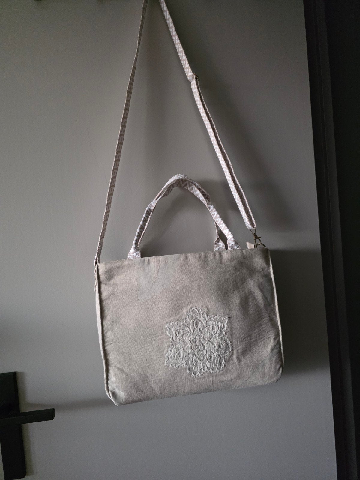 Zelfgemaakte schoudertas met borduursel, Sieraden, Tassen en Uiterlijk, Tassen | Damestassen, Ophalen of Verzenden, Nieuw, Beige