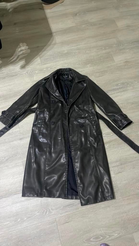 Zwarte nep leren trench coat van de Stradivarius, maatje S, Ophalen of Verzenden, Zo goed als nieuw, Maat 36 (S), Zwart