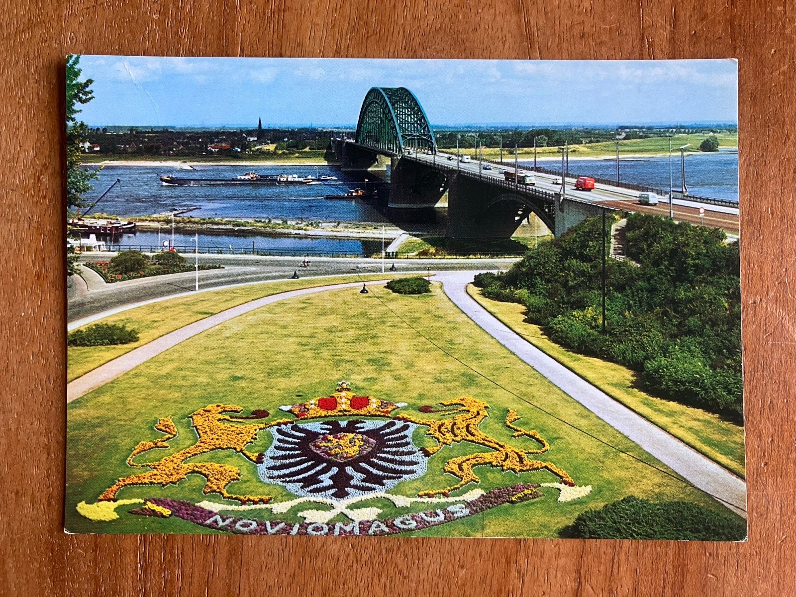 Waalbrug met bloementapijt wapen van Nijmegen, Verzamelen, Ophalen of Verzenden, 1980 tot heden, Gelopen, Gelderland