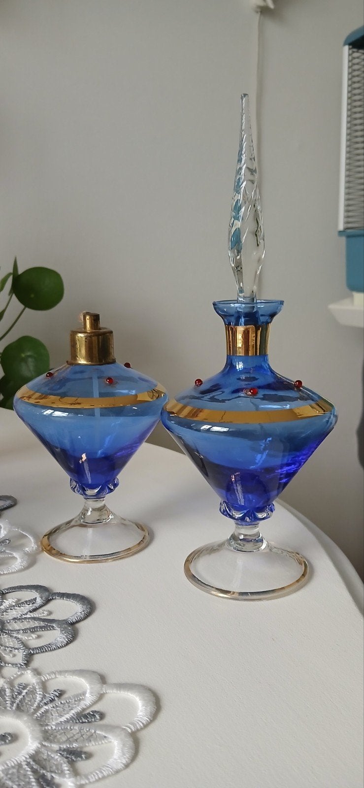 vintage blauwe parfumflesjes van glas, Ophalen