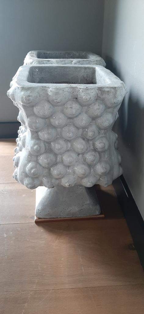 2 grote aardewerk potten, Tuin en Terras, Bloempotten, Ophalen, Vierkant, Aardewerk