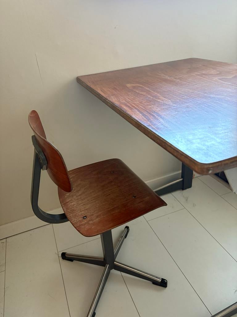 Ouderwets kinderbureautje met stoel en opbergvak, Ophalen, Opbergruimte, Gebruikt, Hout