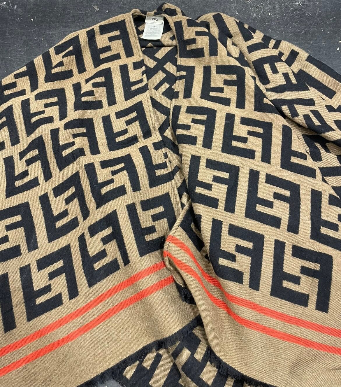 Fendi FF Monogram Poncho – 95% Wol – Made in Italy, Ophalen of Verzenden, Zo goed als nieuw, Maat 36 (S), Sjaal