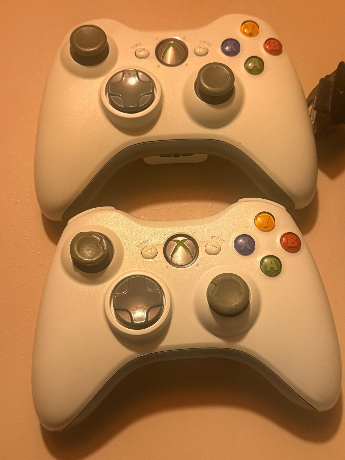 Twee Xbox 360 controllers - Wit, draadloos, Ophalen of Verzenden, Gebruikt, Met 2 controllers