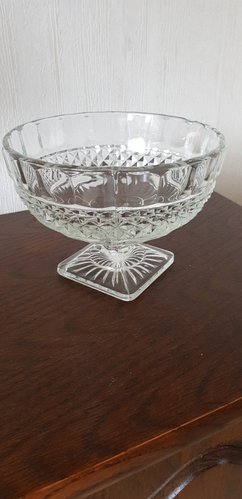 Decoratieve glazen  schaal op voet, Verzenden, Zo goed als nieuw, Rond, Glas