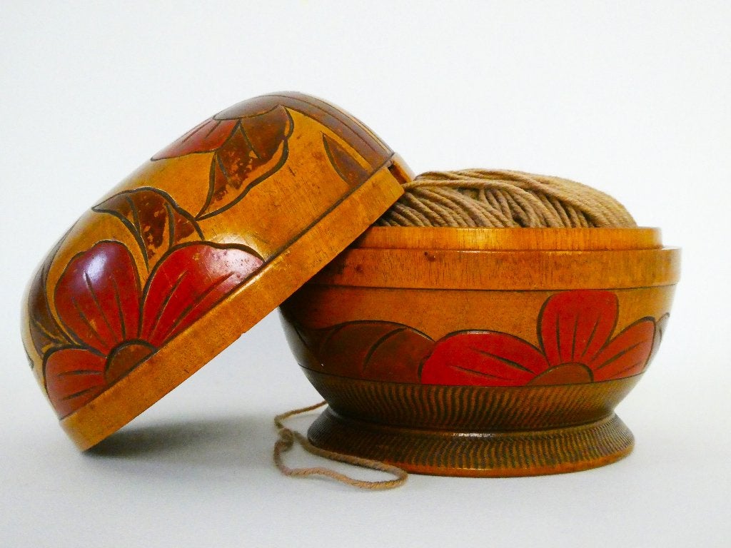 Kluwenhouder / wolbakje in Amsterdamse School stijl batik, Overige onderwerpen, Minder dan 20 cm, Art deco, Ophalen of Verzenden