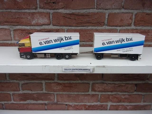 Tekno  Daf  3600  met  schamelaanhanger  van  E. van  Wijk.
