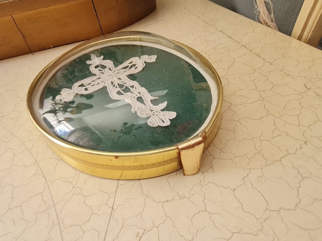 Vintage lijstje met bol glas, Antiek en Kunst, Curiosa en Brocante, Ophalen of Verzenden