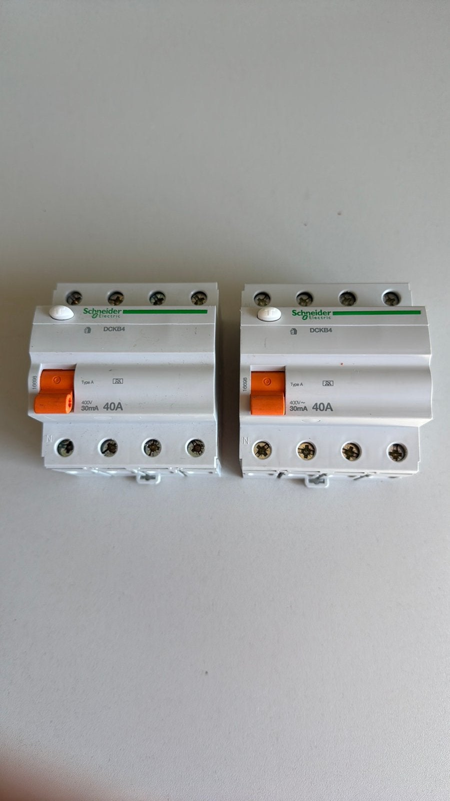 2 Schneider aardlekschakelaars 40A. 4P. 30m, Ophalen of Verzenden, Gebruikt