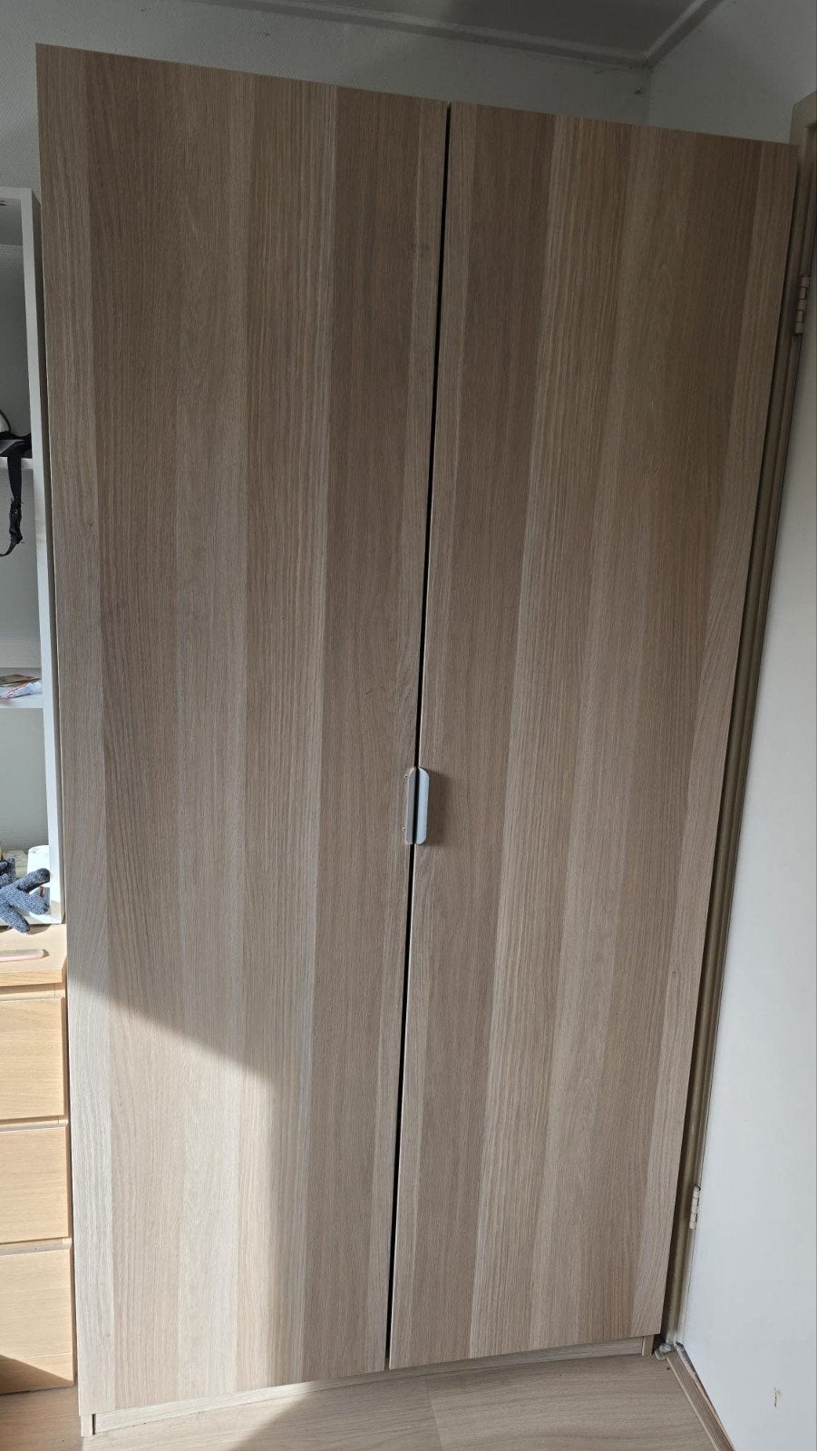 Modern 2-Door Oak Wardrobe / Armoire – Clean Condition, Ophalen