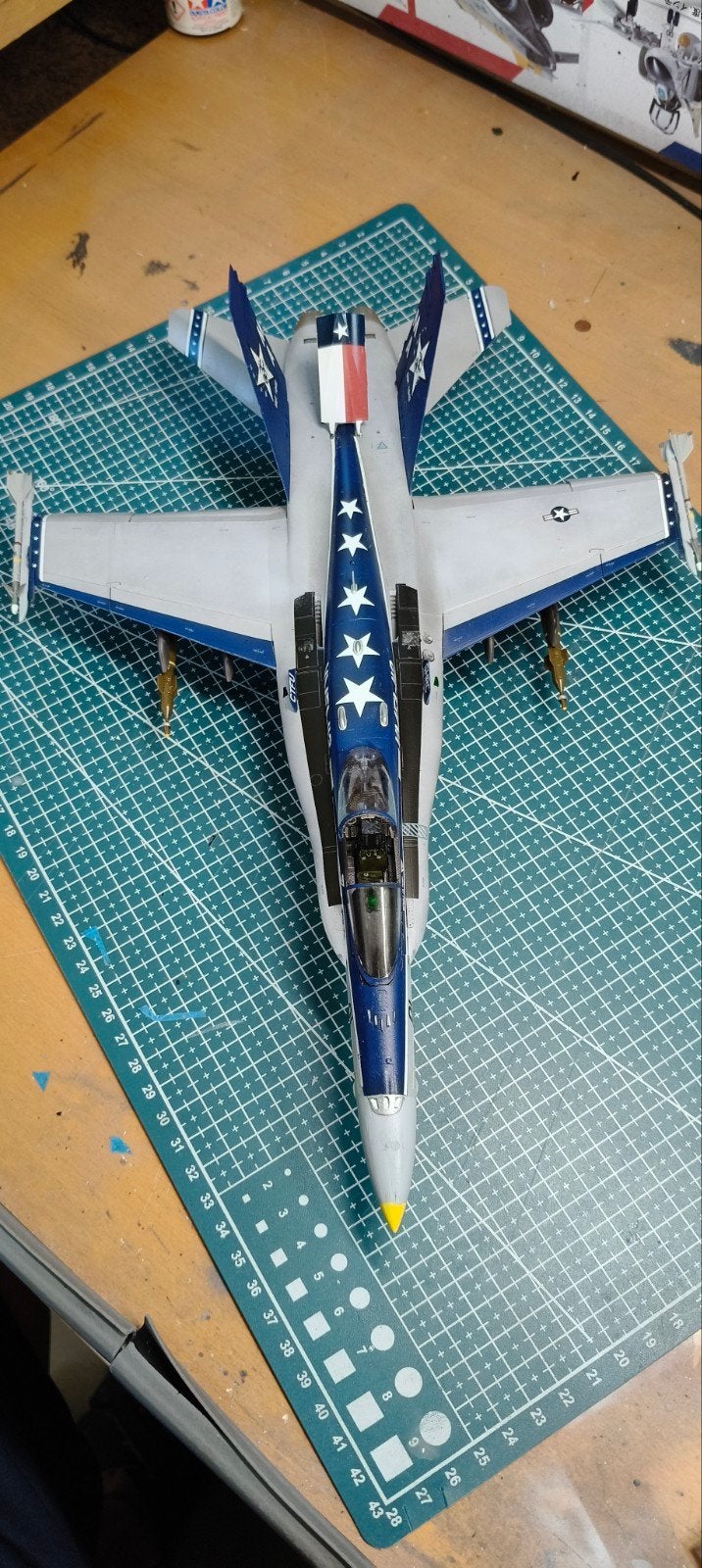 Eduard F18 1:48 gebouwd, Hobby en Vrije tijd, Modelbouw | Vliegtuigen en Helikopters, Ophalen of Verzenden, Nieuw, Groter dan 1:72