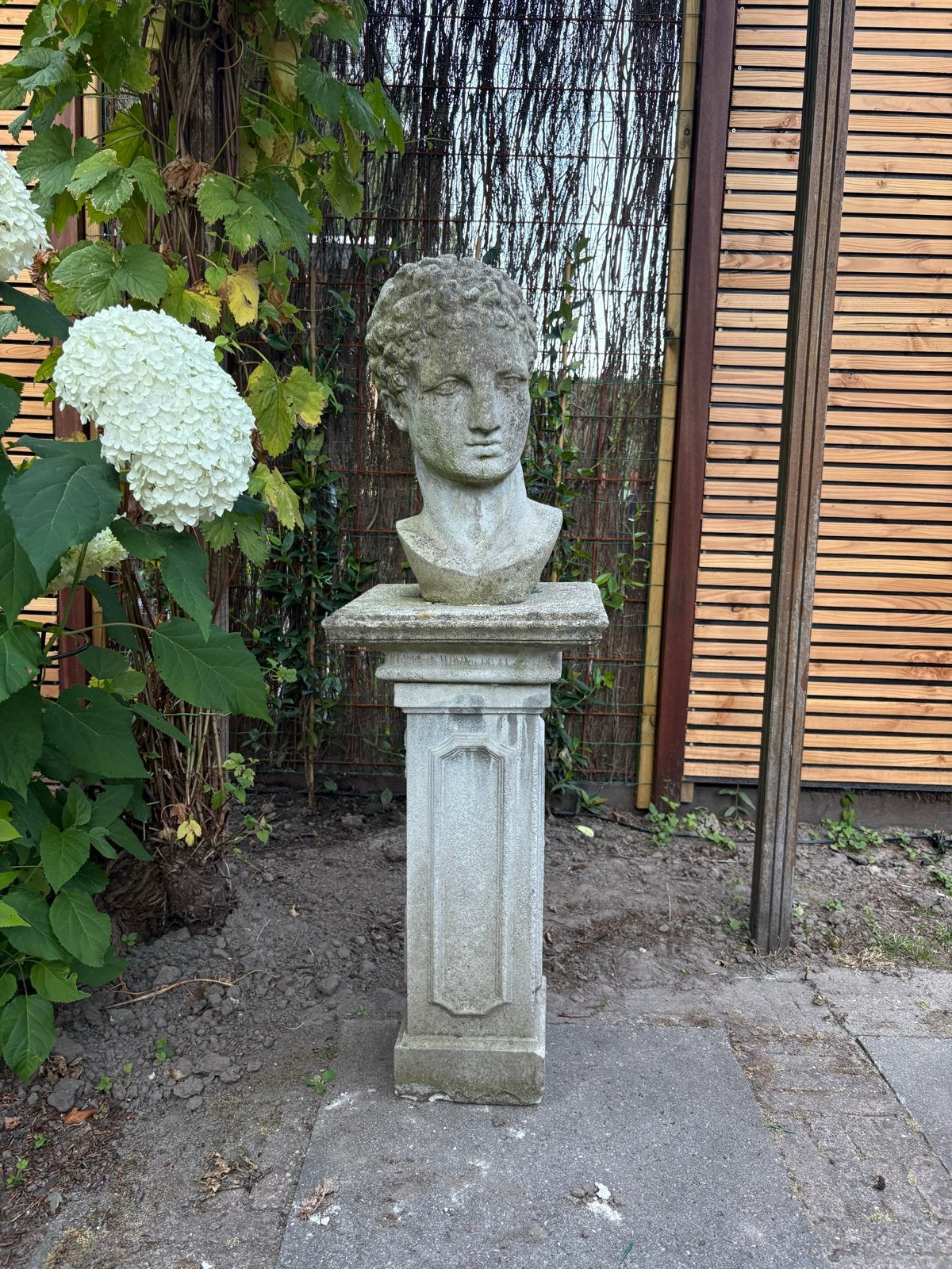 Hermes Betonnen Tuinbeeld op Sokkel - Klassieke Buste, Tuin en Terras, Ophalen of Verzenden, Gebruikt, Beton, Mensenbeeld