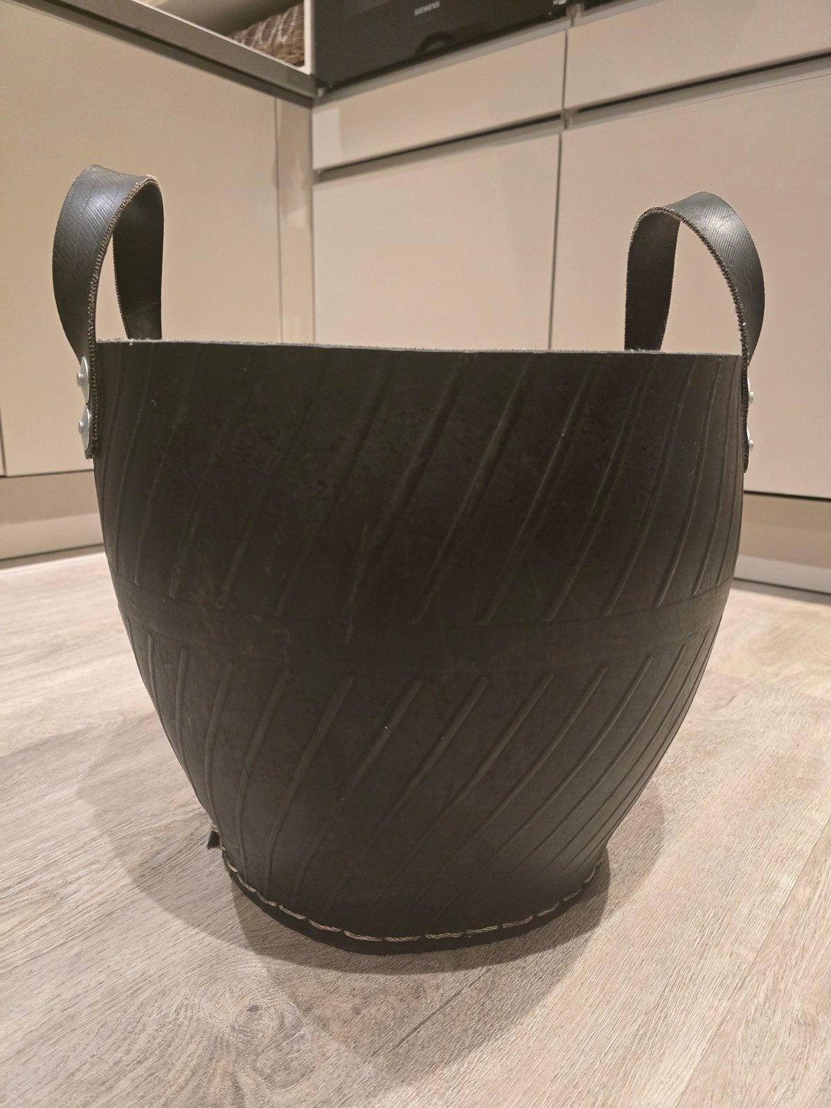 Stevige zwarte rubberen mand, Overige materialen, Minder dan 50 cm, Gebruikt, Minder dan 50 cm