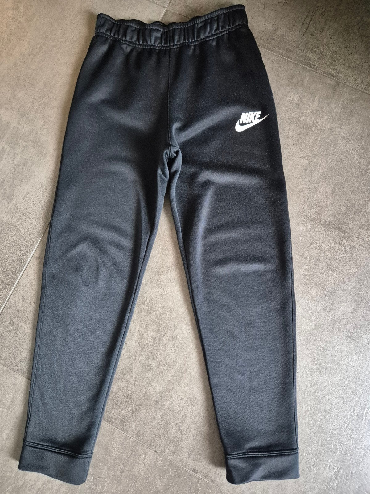 Nike trainingsbroek (147-158 cm/ maat 152-158), Kinderen en Baby's, Kinderkleding | Maat 152, Broek, Gebruikt, Jongen of Meisje