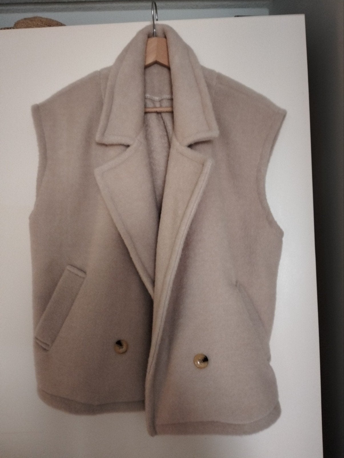 Stijlvol beige mouwloos jasje/gilet, Maat 38/40 (M), Beige, Ophalen of Verzenden, Onbekend