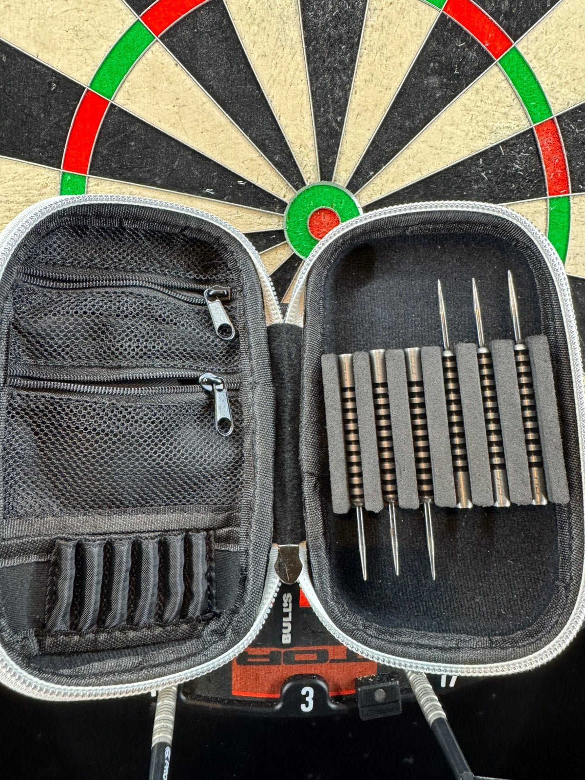 2 sets Red Dragon Javelin black met case, Ophalen of Verzenden, Zo goed als nieuw, Pijlen