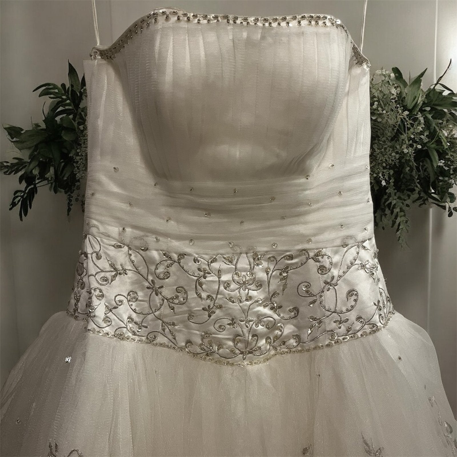 Prachtige trouwjurk met zilveren borduursels, Kleding | Dames, Trouwkleding en Trouwaccessoires, Zo goed als nieuw, Trouwjurk