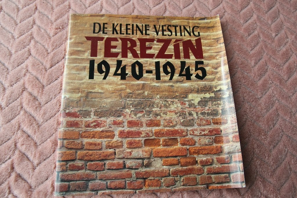 De kleine vesting Terezin 1940-1945, Ophalen of Verzenden, Tweede Wereldoorlog, Gelezen, Overige onderwerpen