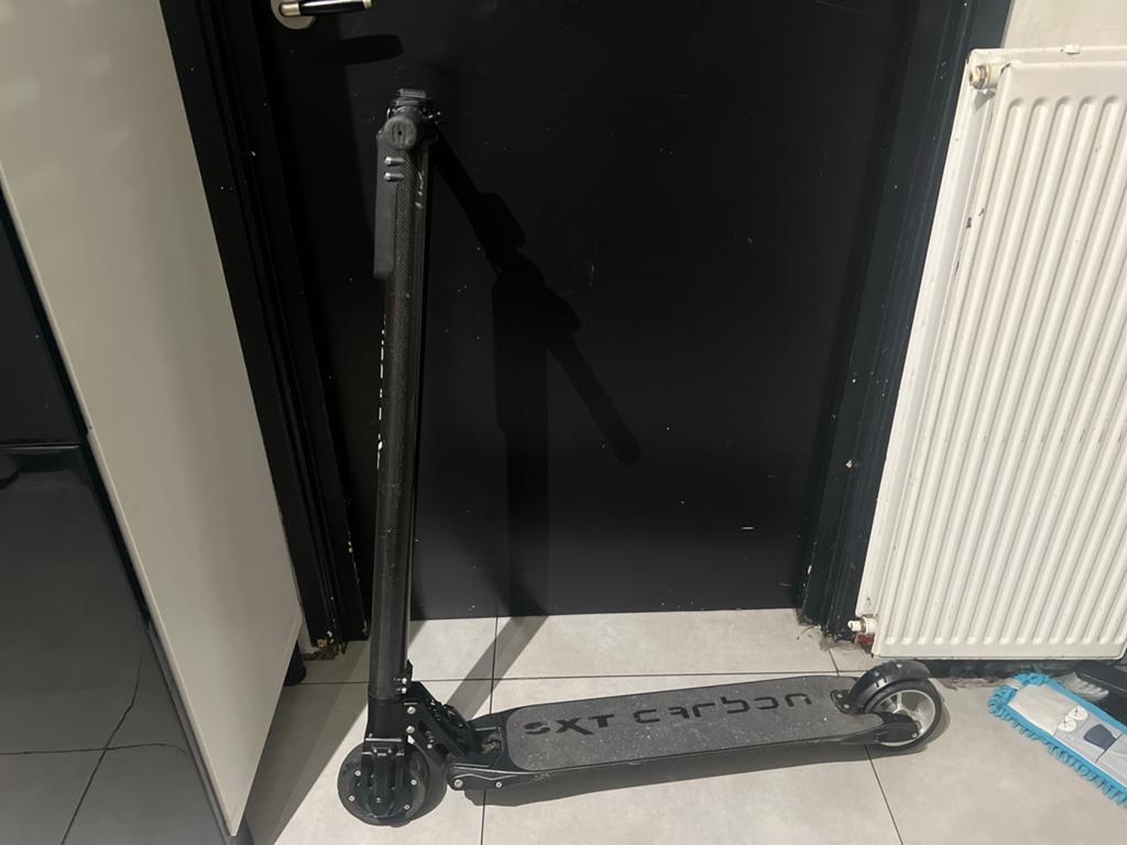 Elektrische step SXT Carbon - 29km/u, 35km bereik, Fietsen en Brommers, Ophalen, Zo goed als nieuw, Elektrische step (E-scooter)