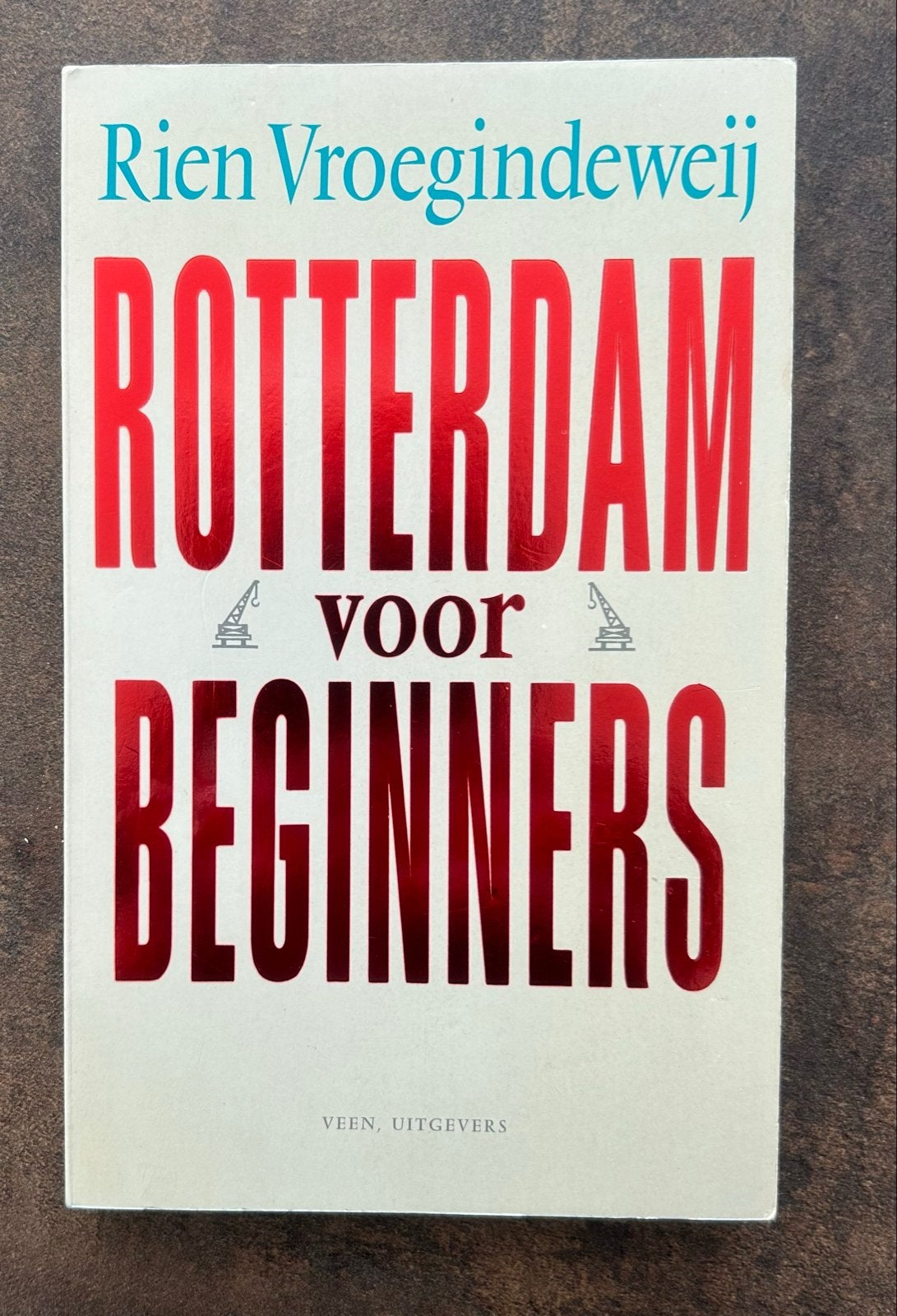 Rotterdam voor Beginners - Rien Vroegindeweij (Gesigneerd), Ophalen of Verzenden, Zo goed als nieuw, Nederland
