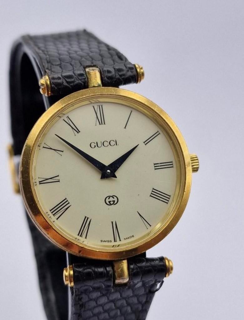 Gucci Polshorloge Goudkleurig met Zwart Leren Bandje, Overige merken, Polshorloge, Ophalen of Verzenden, Goud