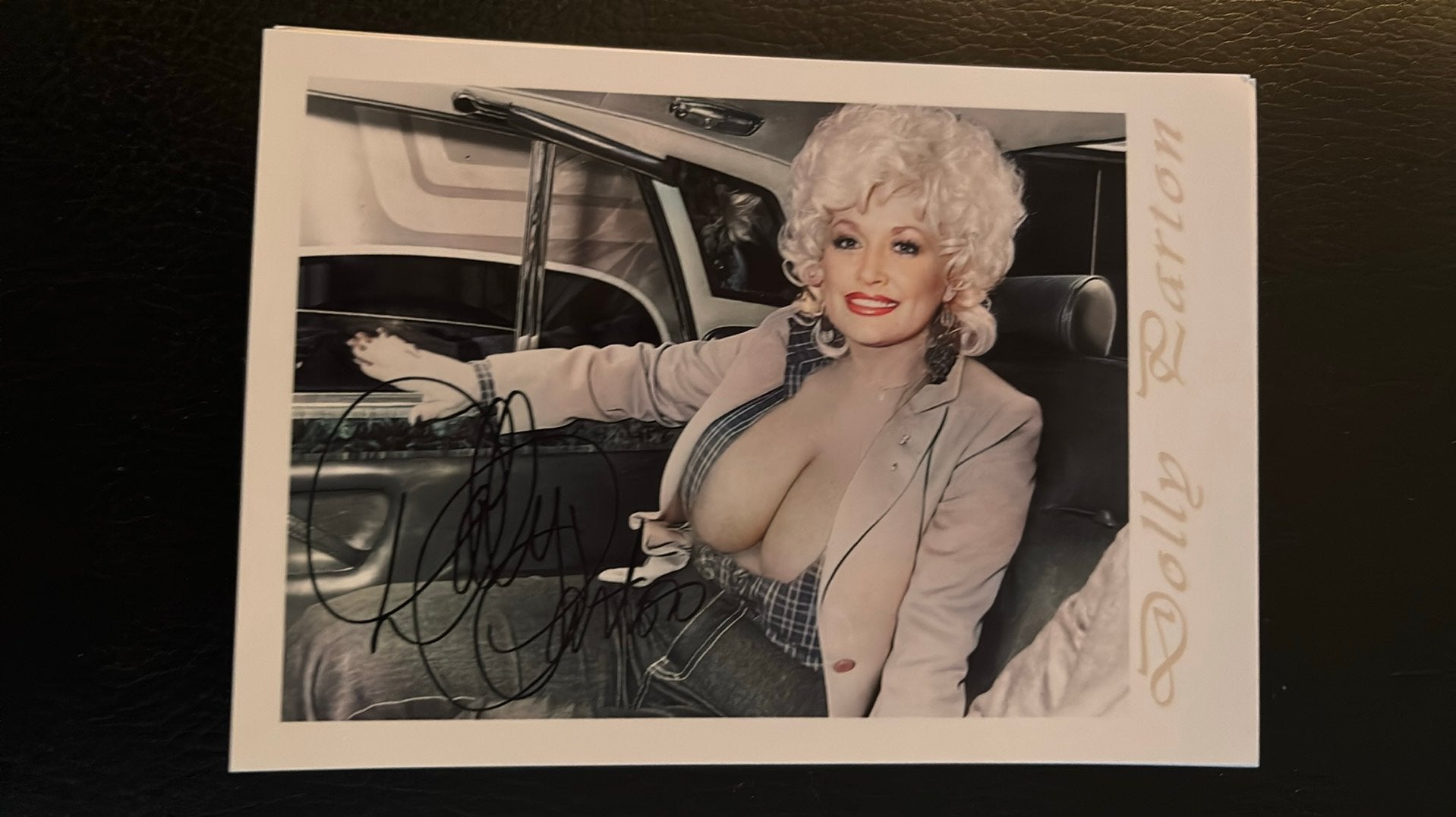 Dolly Parton achter het stuur. Ansichtkaart handtekening, Verzenden, 1980 tot heden, Ongelopen, Sterren en Beroemdheden