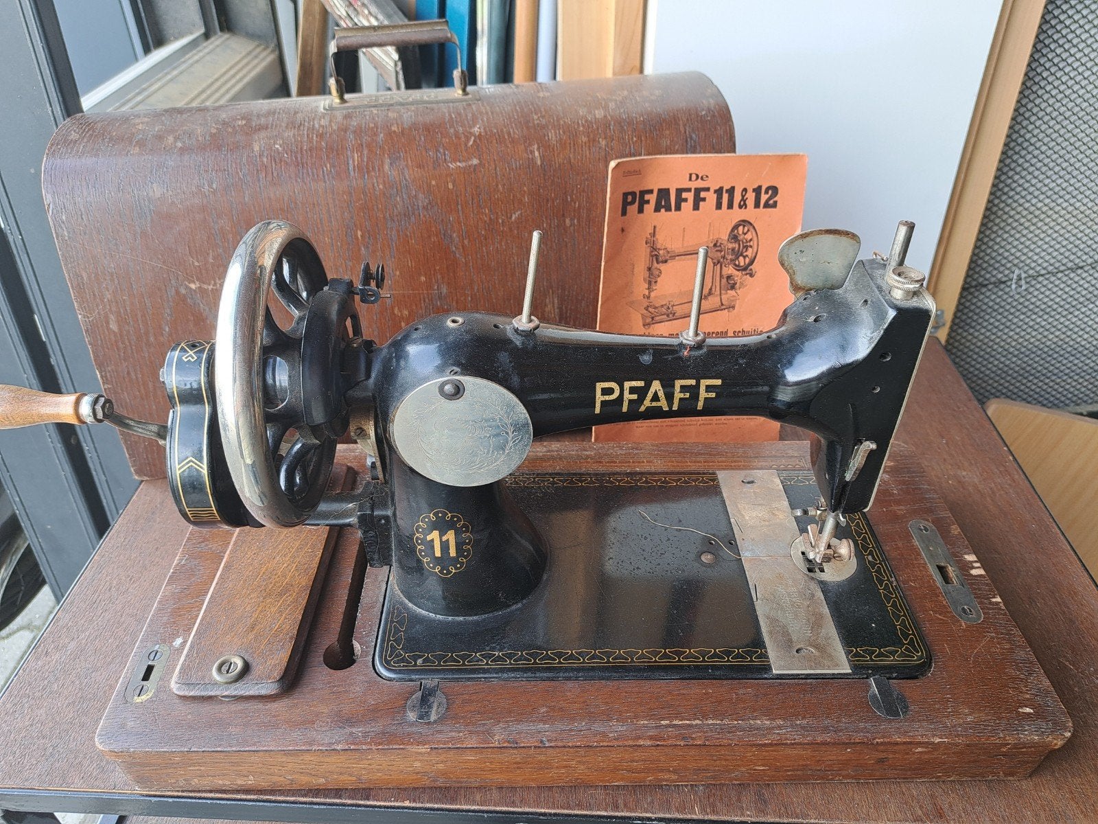 Antieke Pfaff 11 naaimachine met handleiding en accessoires, Antiek en Kunst, Antiek | Naaimachines, Ophalen