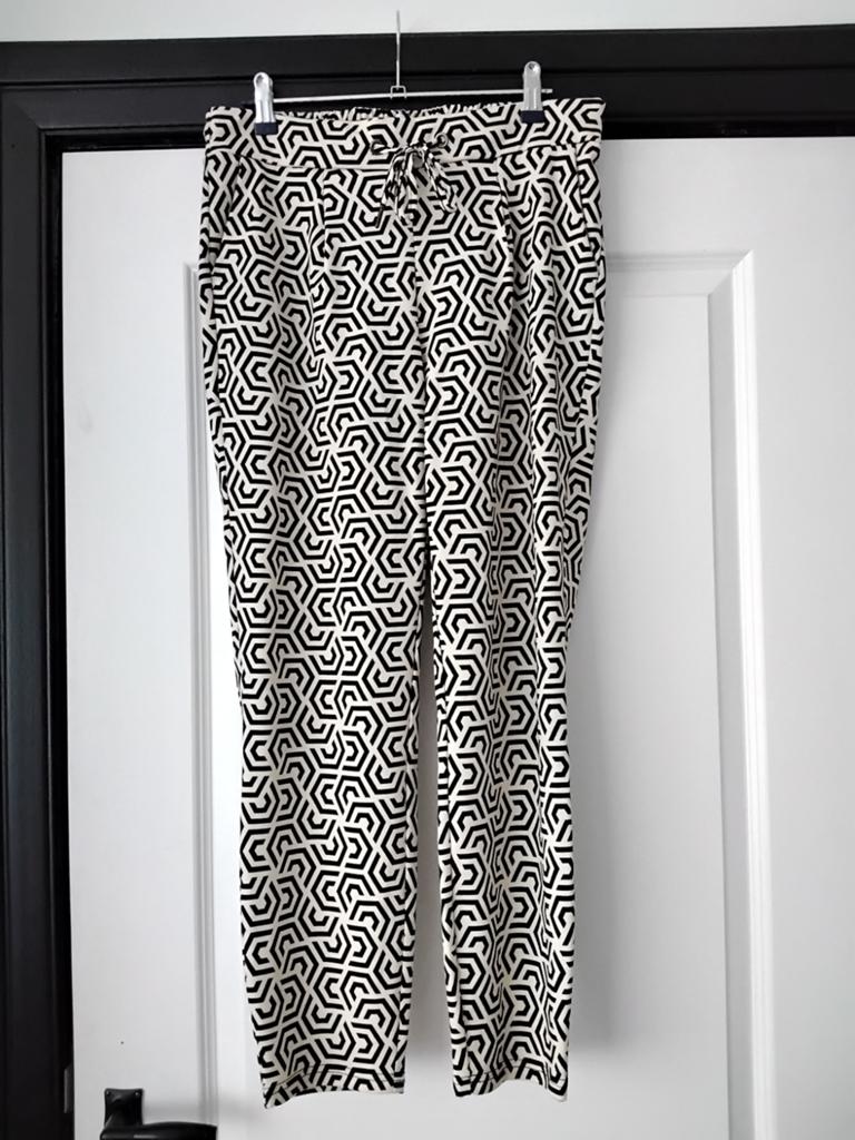Young broek met grafische print, maat 36 (S), Kleding | Dames, Zwart, Nieuw, Ophalen of Verzenden, B Young