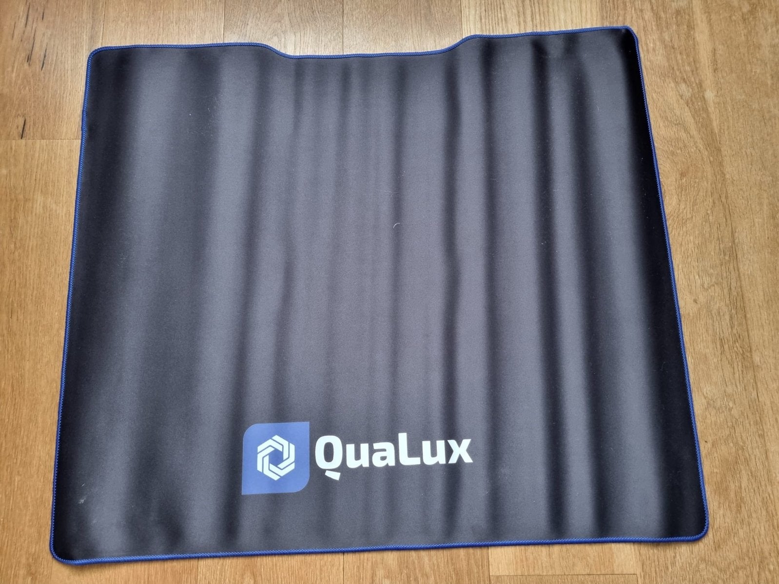 Qualux Gaming Muismat - Zwart met Blauwe Rand, Computers en Software, Muismatten, Ophalen of Verzenden, Gaming muismat, Zo goed als nieuw