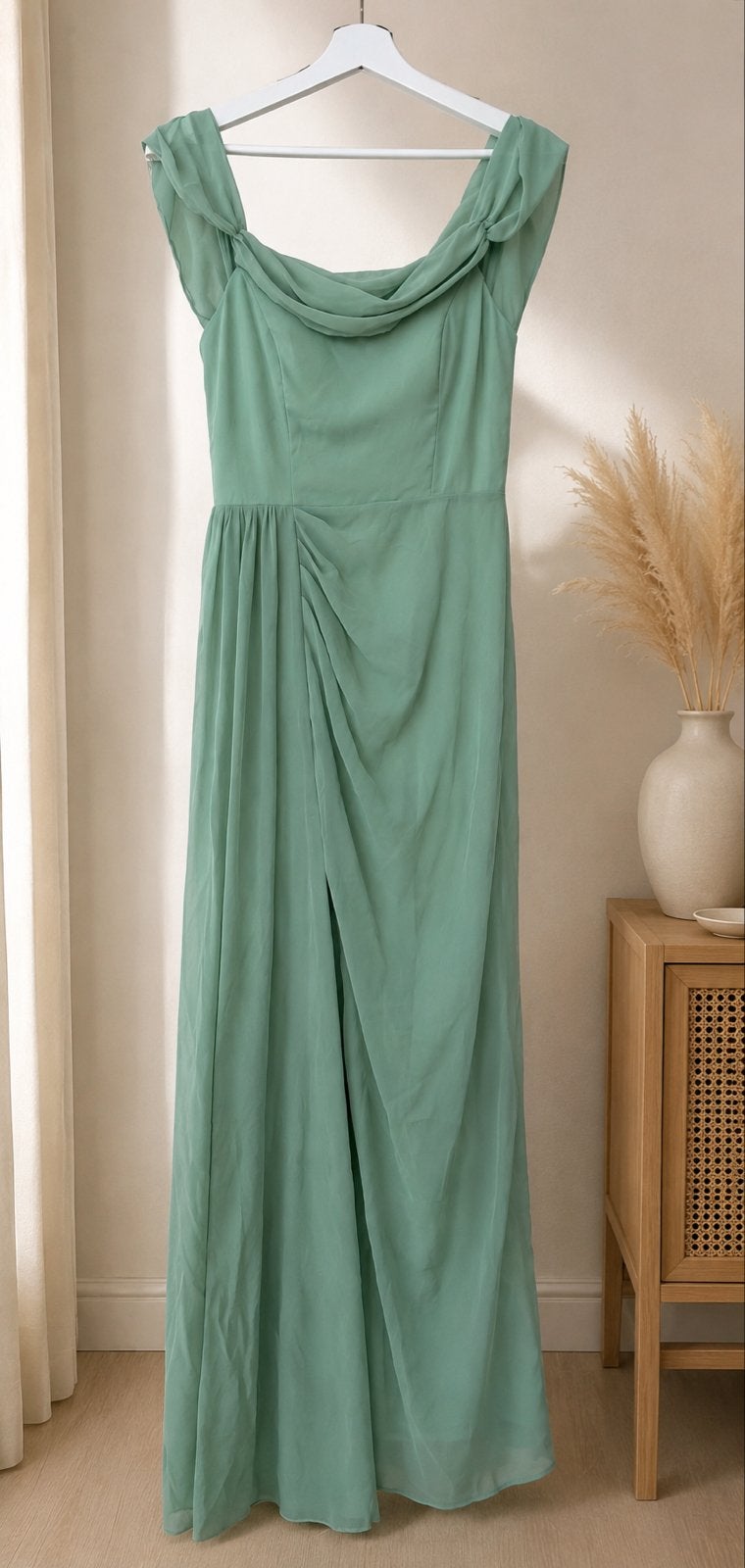 Elegante mintgroene avondjurk met split, Maat 38/40 (M), Ophalen of Verzenden, Zo goed als nieuw, Onder de knie