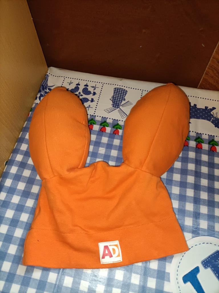 Oranje Kabouter Plop muts voetbal  met belletjes AD, Overige merken, Ophalen of Verzenden, Zo goed als nieuw, Rug
