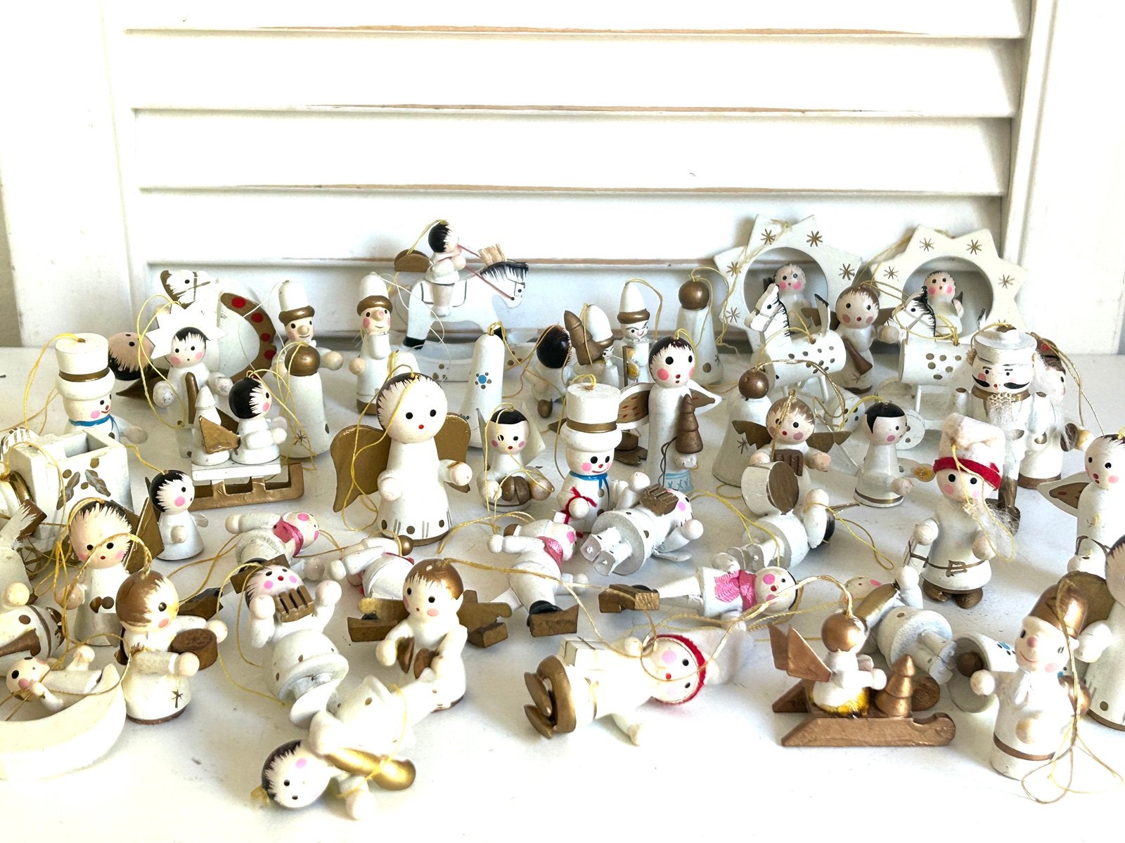 Vintage houten kerstboomhangers wit met goud 52 stuks!, Ophalen