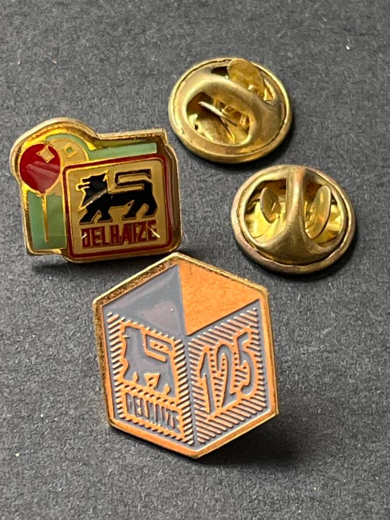 Delhaize Speldjes - Vintage Collectie, Verzamelen, Gebruikt, Ophalen of Verzenden, Speldje of Pin, Merk
