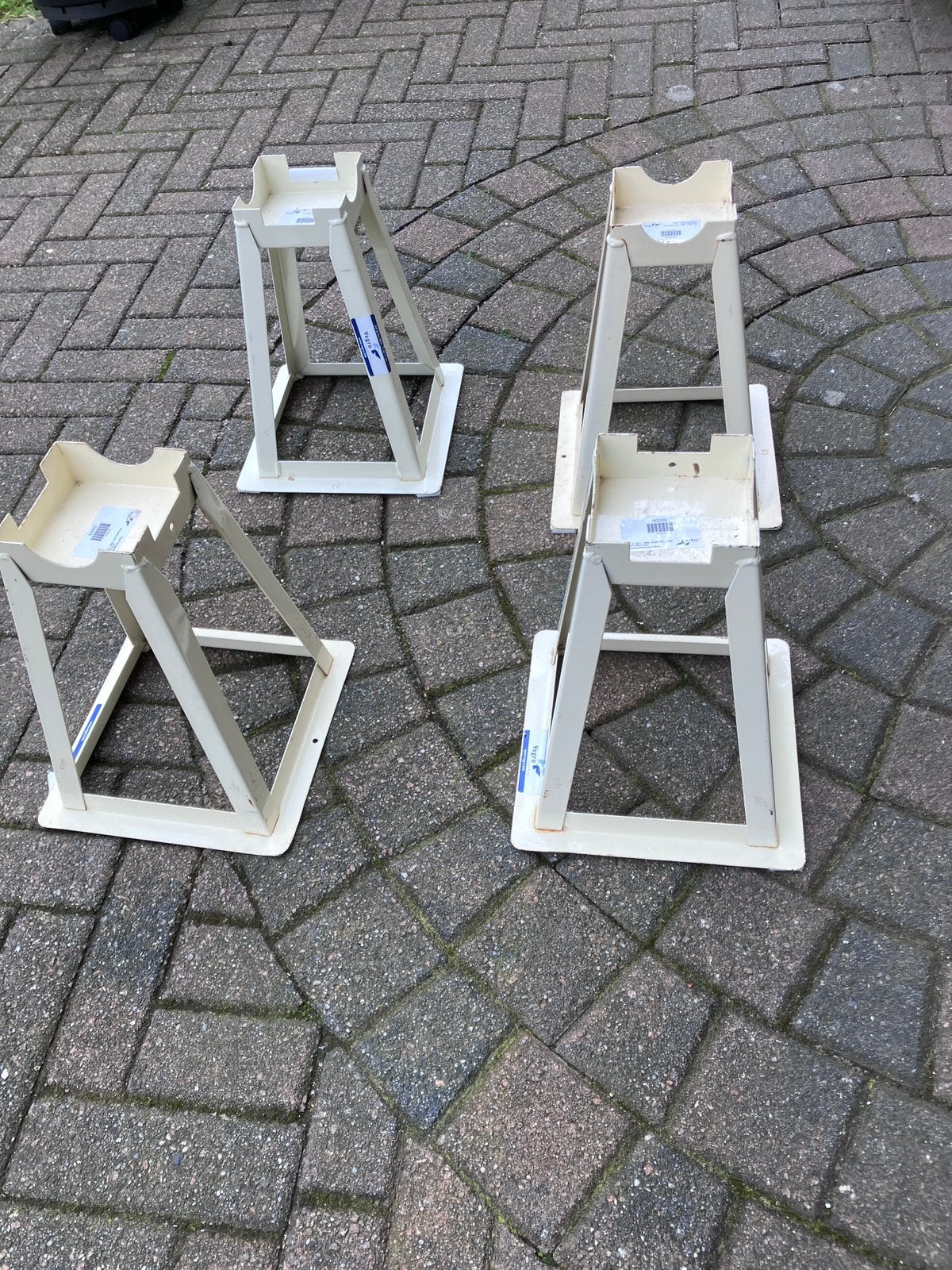 Set van 4 metalen bedverhogers / bedklossen, Ophalen, Gebruikt, Overige maten, Crème