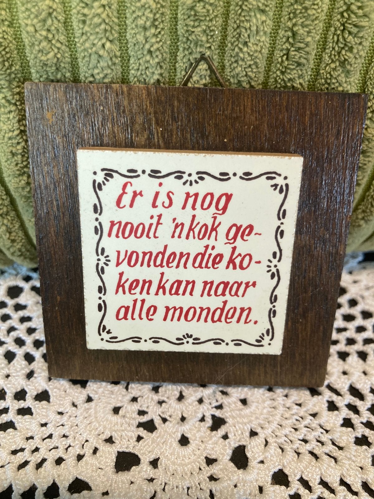 Miniatuur tegeltje met spreuk, Kok (130426), Ophalen of Verzenden, Zo goed als nieuw