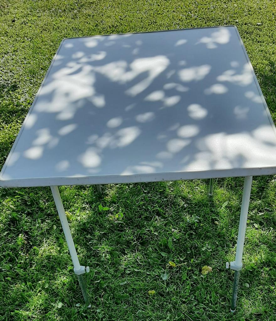 Wit kunstof camping tafeltje,in hoogte verstelbaar, Ophalen of Verzenden, Zo goed als nieuw, Campingtafel