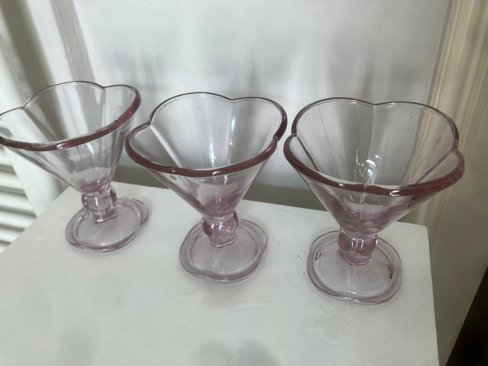 3 leuke vintage ijscoupe- glazen van golvend roze glas., Ophalen of Verzenden