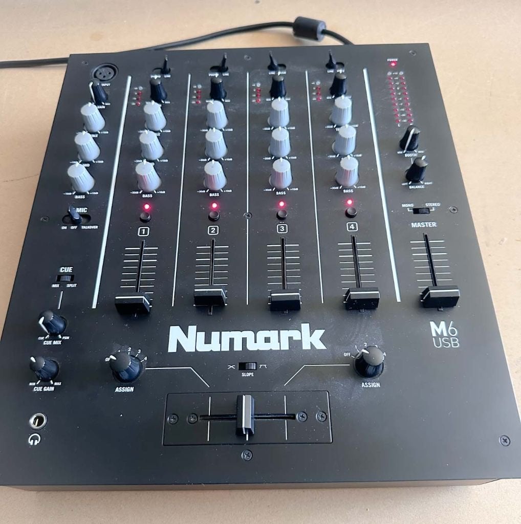 Numark M6 USB 4kanaals DJ mixer mengpaneel zo goed als nieuw, Muziek en Instrumenten, Mengpanelen, Ophalen of Verzenden, Zo goed als nieuw