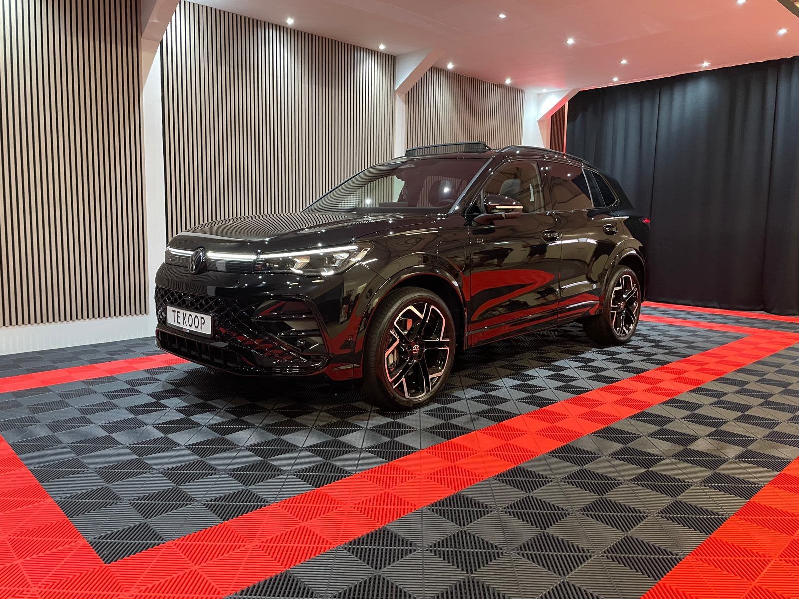 Volkswagen Tiguan 1.5 Ehybrid 272pk Zwart 3xR-Line BOM VOL!!, 1498 cc, 4 cilinders, 2000 kg, Zwart