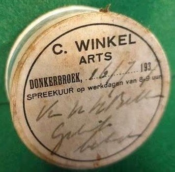 Vintage C. Winkel Arts Donkerbroek pillendoosje 1937 Doosje, Ophalen of Verzenden, Gebruikt, Verpakking