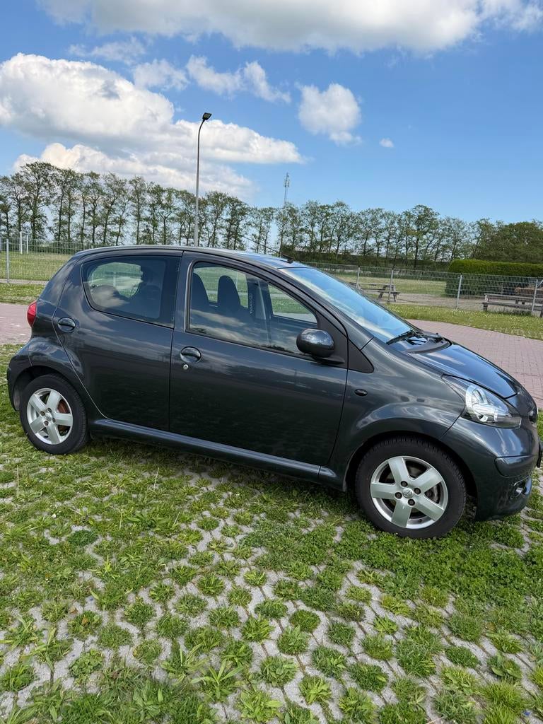 Toyota Aygo 1.0 12V Vvt-i 5DRS 2008 Grijs, Auto's, Toyota, Voorwielaandrijving, 4 stoelen, 68 pk, Origineel Nederlands