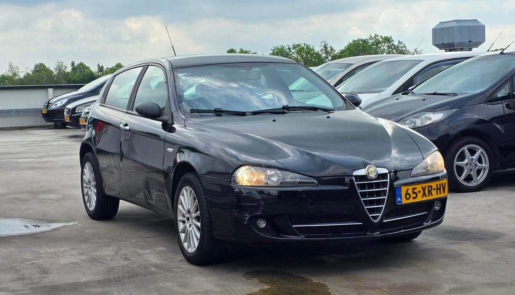 Alfa Romeo 147 1.6 T.Spark Business 1e Eigenaar Rondom Schad, Auto's, Alfa Romeo, Voorwielaandrijving, Beige, 4 cilinders, 400 kg