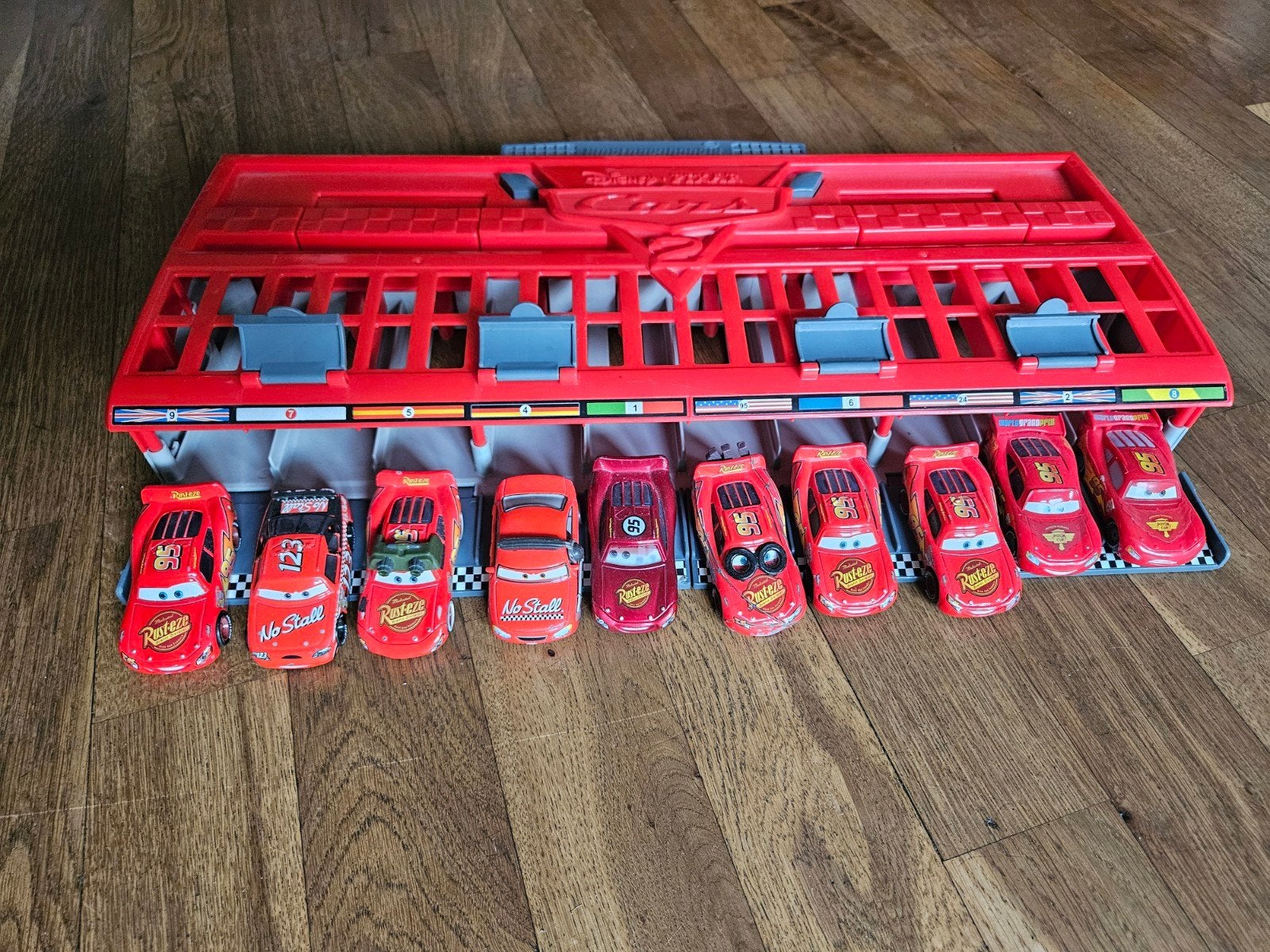 Disney Pixar Cars 2 World Grand Prix Race Case met auto's, Ophalen, Gebruikt