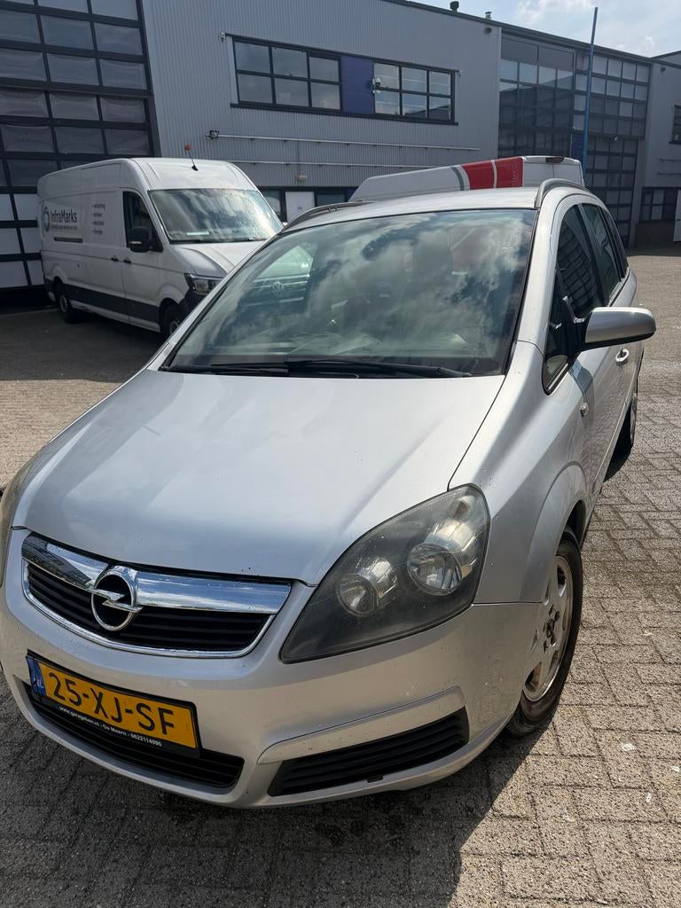 Opel Zafira 1.6 2006 Grijs, Auto's, Voorwielaandrijving, 4 cilinders, 7 stoelen, 14 km/l