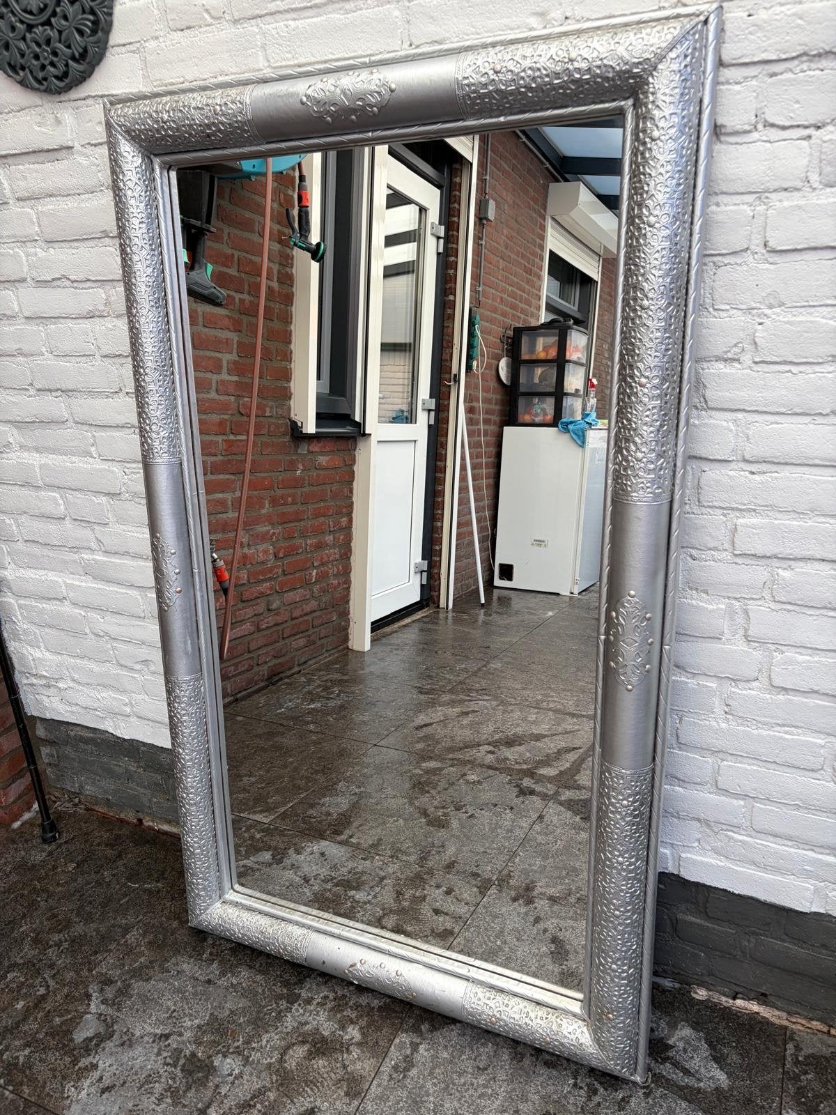 Grote zilverkleurige spiegel met sierlijke lijst 90 cm/150 c, Gebruikt, Ophalen of Verzenden, 75 tot 100 cm, 150 tot 200 cm
