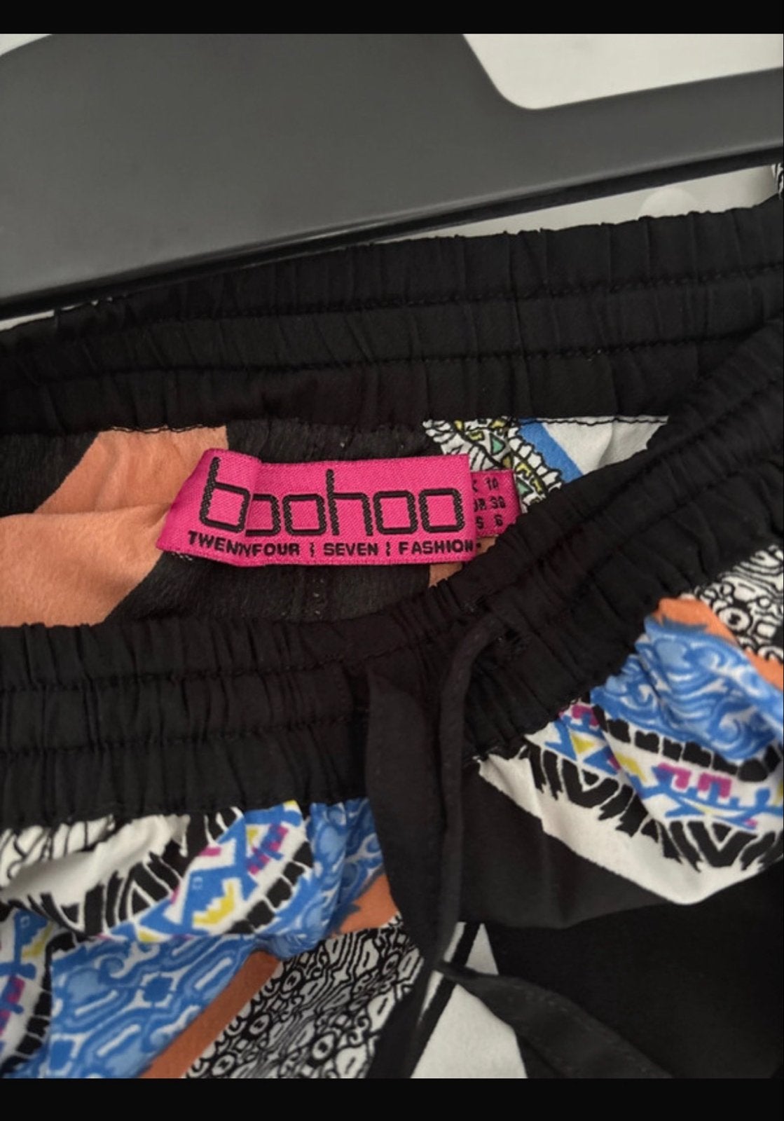 Boohoo broek met geometrisch patroon, Kleding | Dames, Maat 38/40 (M), Zwart, Ophalen of Verzenden, Zo goed als nieuw