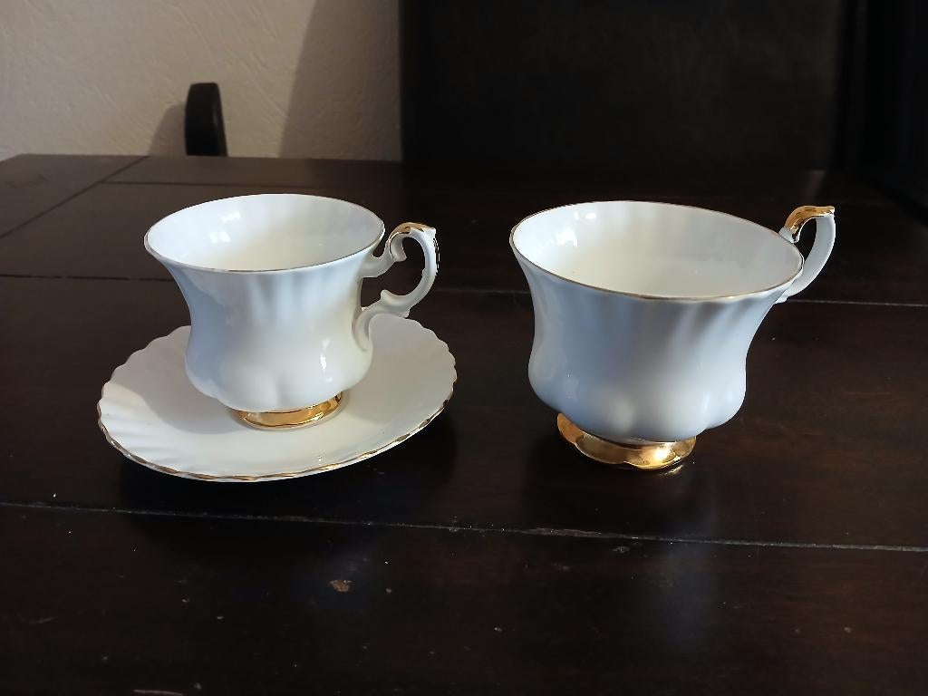 Royal Albert Val D'or Kop en Schotels,2 stuks, Ophalen of Verzenden, Zo goed als nieuw, Porselein, Kop en/of schotel