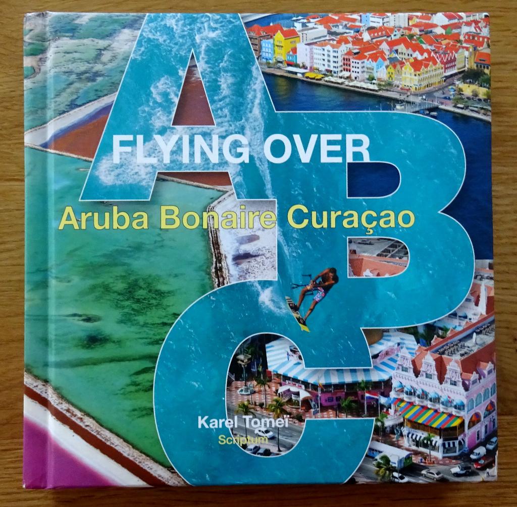Flying over de ABC eilanden —Aruba, Bonaire, en Curaçao., Overige gebieden, Karel Tomeï, Ophalen of Verzenden, Zo goed als nieuw