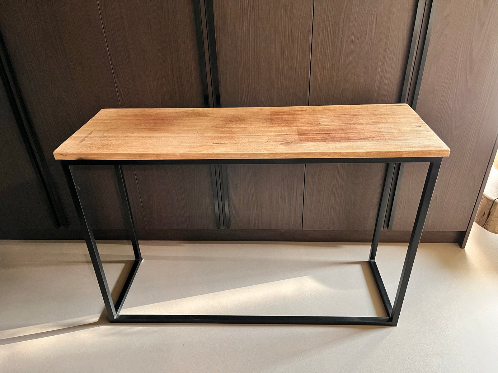 Industriële bijzettafel/sidetable met houten blad, Ophalen, 100 tot 150 cm, Gebruikt, Eikenhout