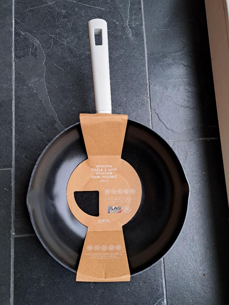 Wokpan met schenktuit. Nieuw zwart /creme 28 cm gusta sunday, Ophalen of Verzenden, Keramische plaat, Wok, Nieuw